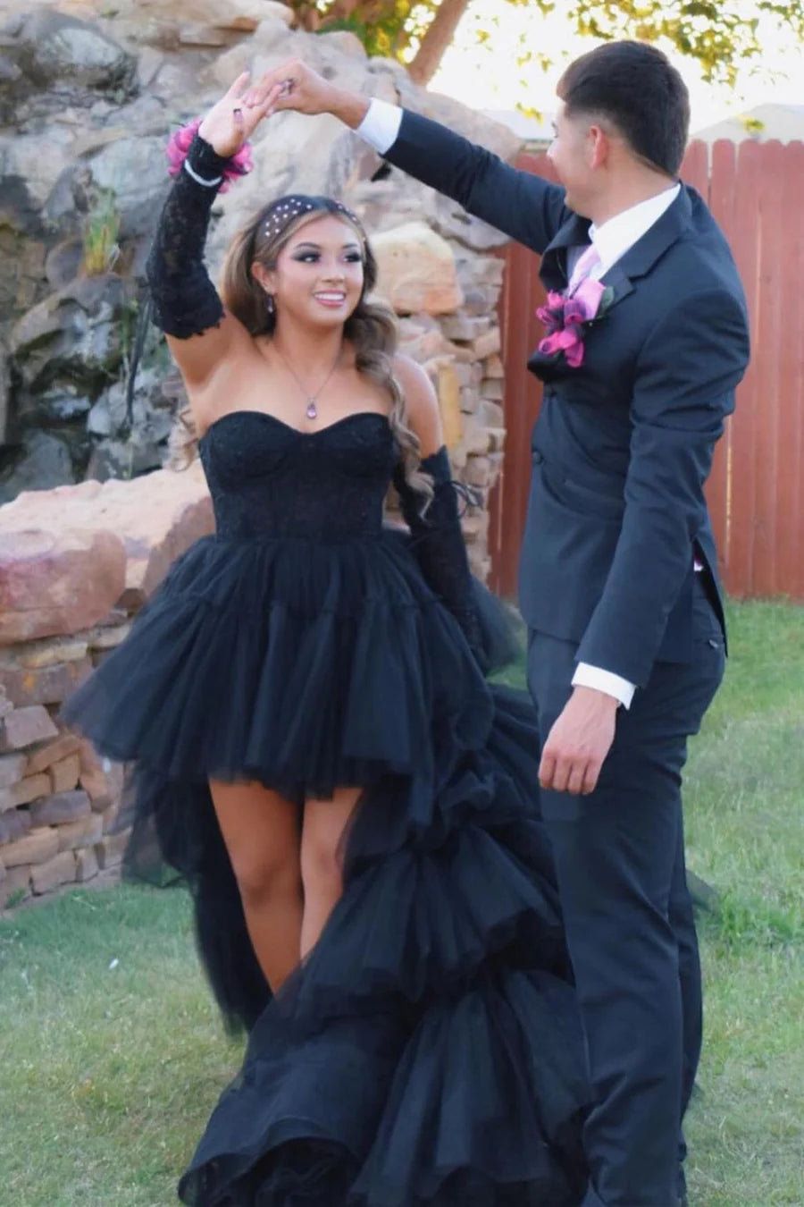 Vestido de fiesta de encaje con capas, corte alto y bajo, y corsé